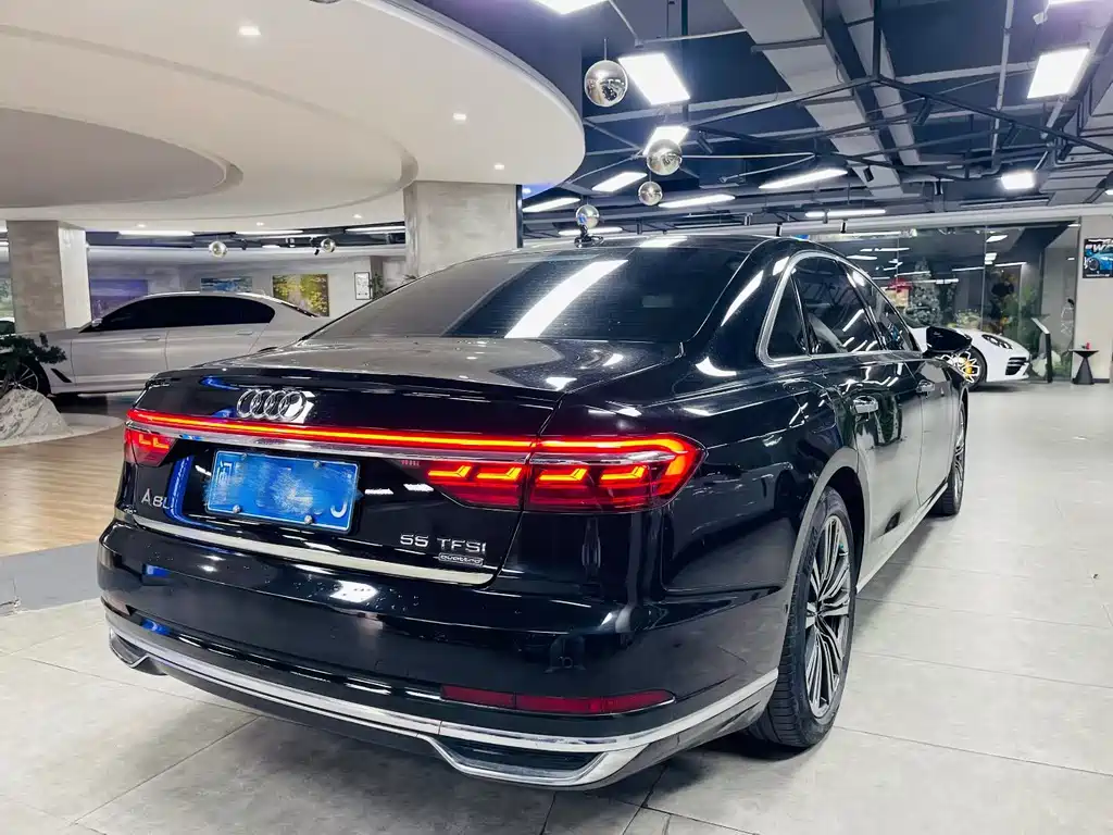 Audi A8 — фото 4
