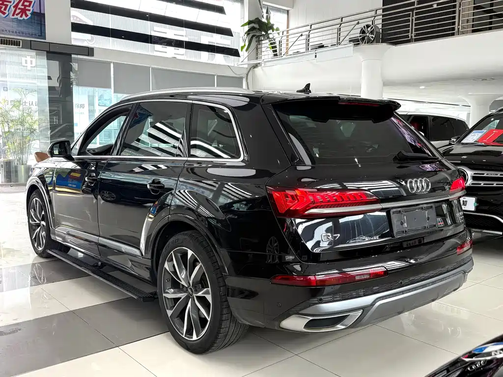 Audi Q7 — фото 18