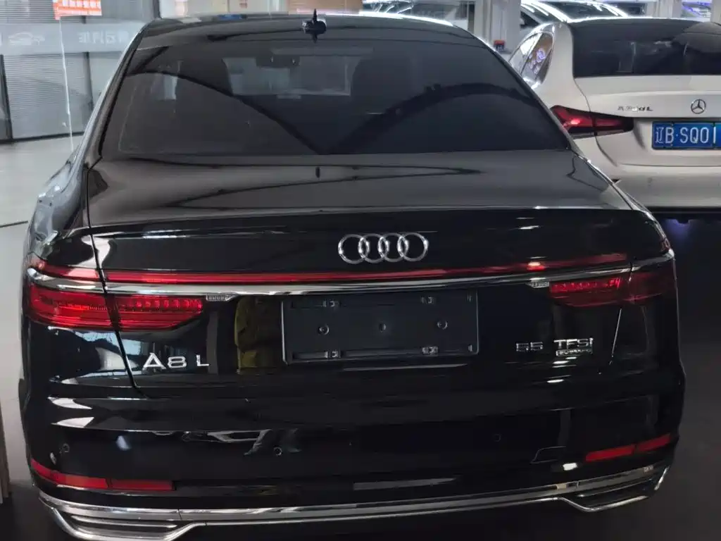 Audi A8 — фото 16