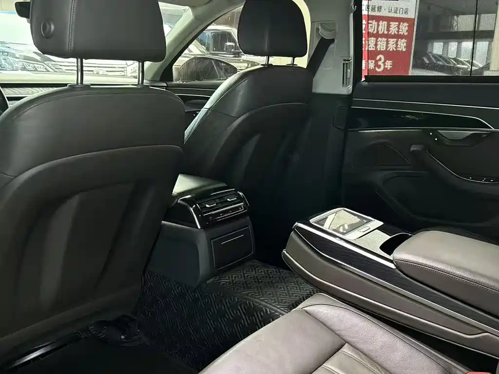 Audi A8 — фото 5