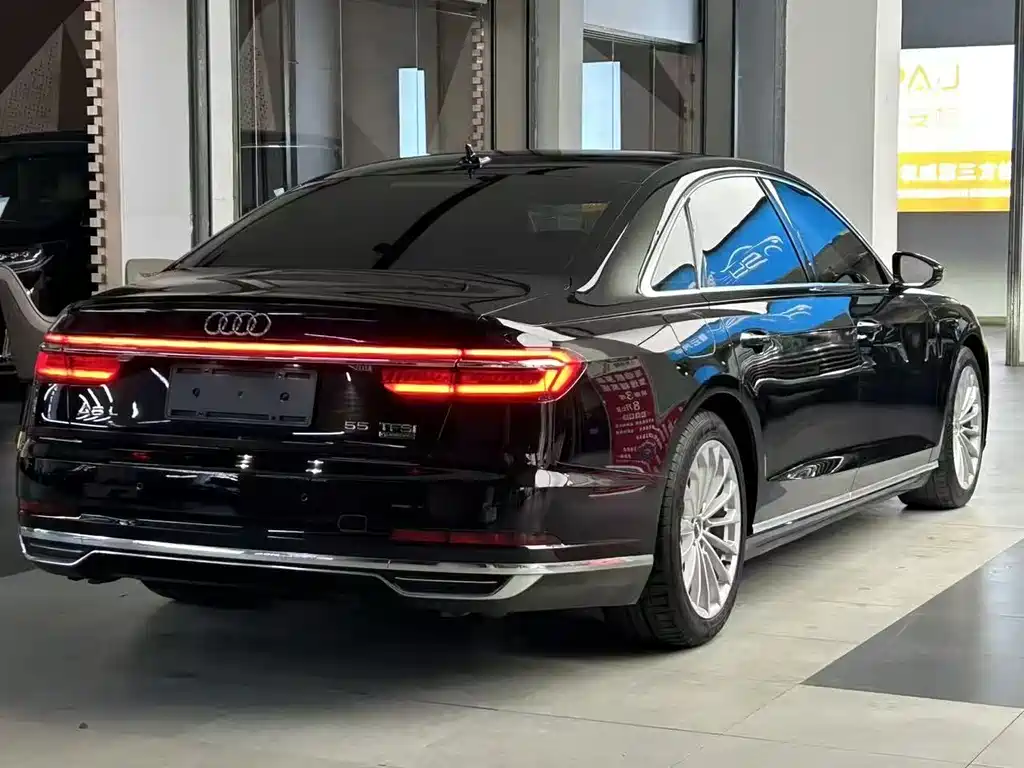 Audi A8 — фото 7