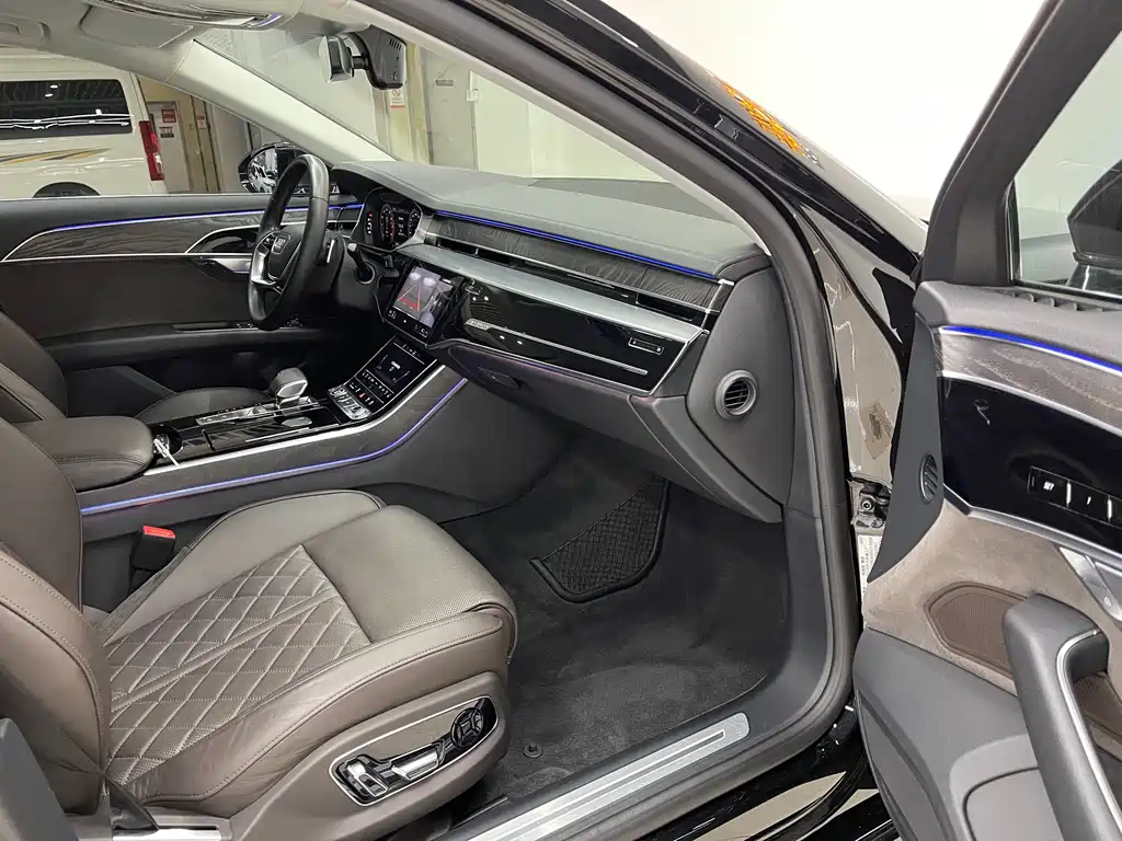 Audi A8 — фото 11