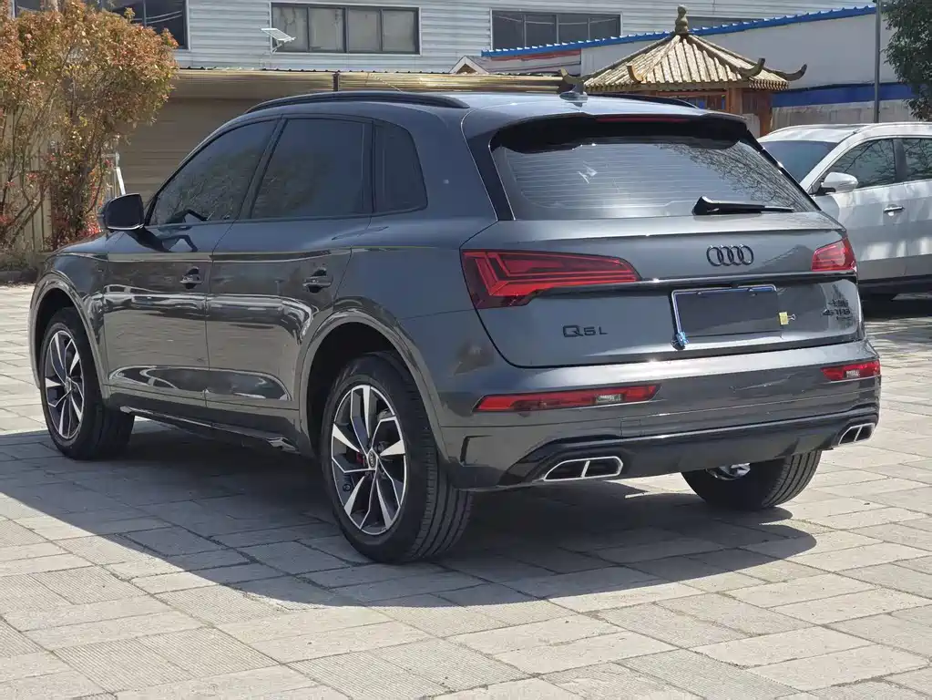 Audi Q5L — фото 5