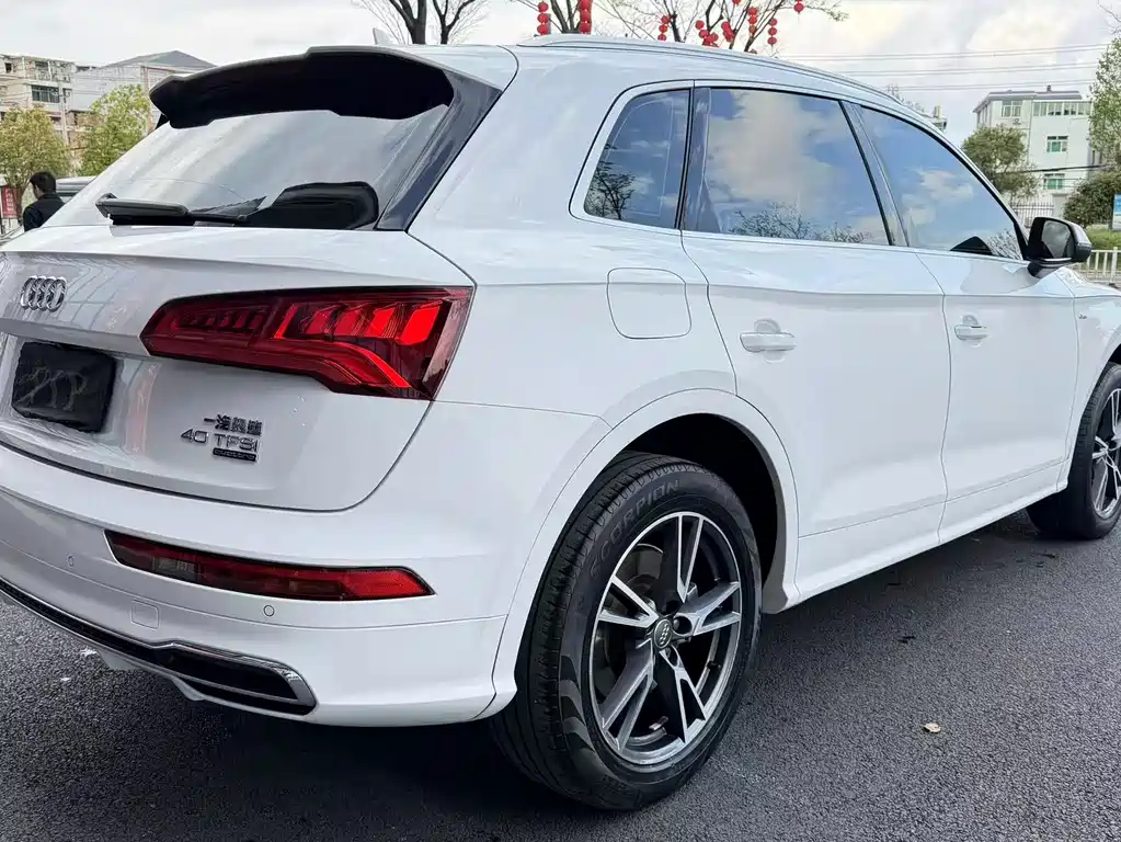 Audi Q5L — фото 11