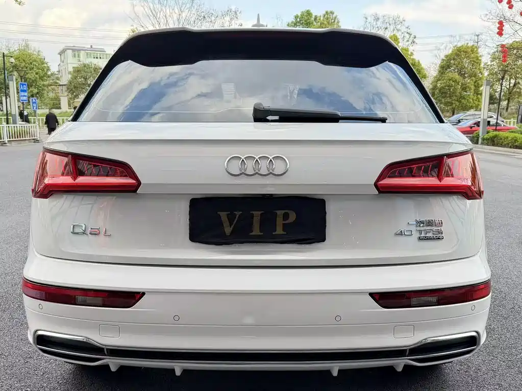 Audi Q5L — фото 10
