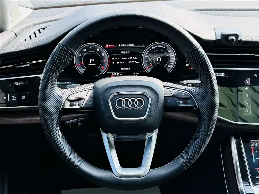 Audi Q7 — фото 9