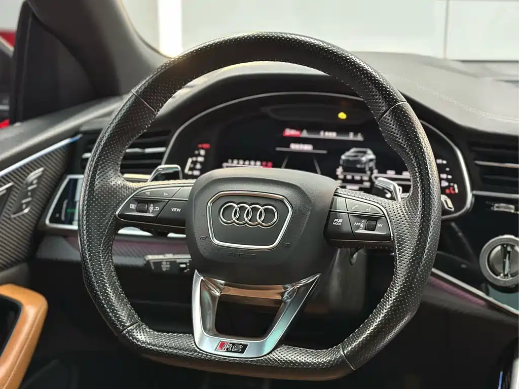 Audi RS Q8 — фото 13