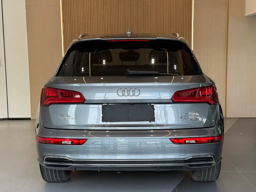 Audi Q5L — фото 17