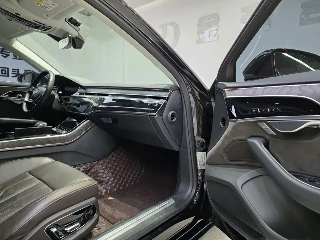 Audi A8 — фото 13