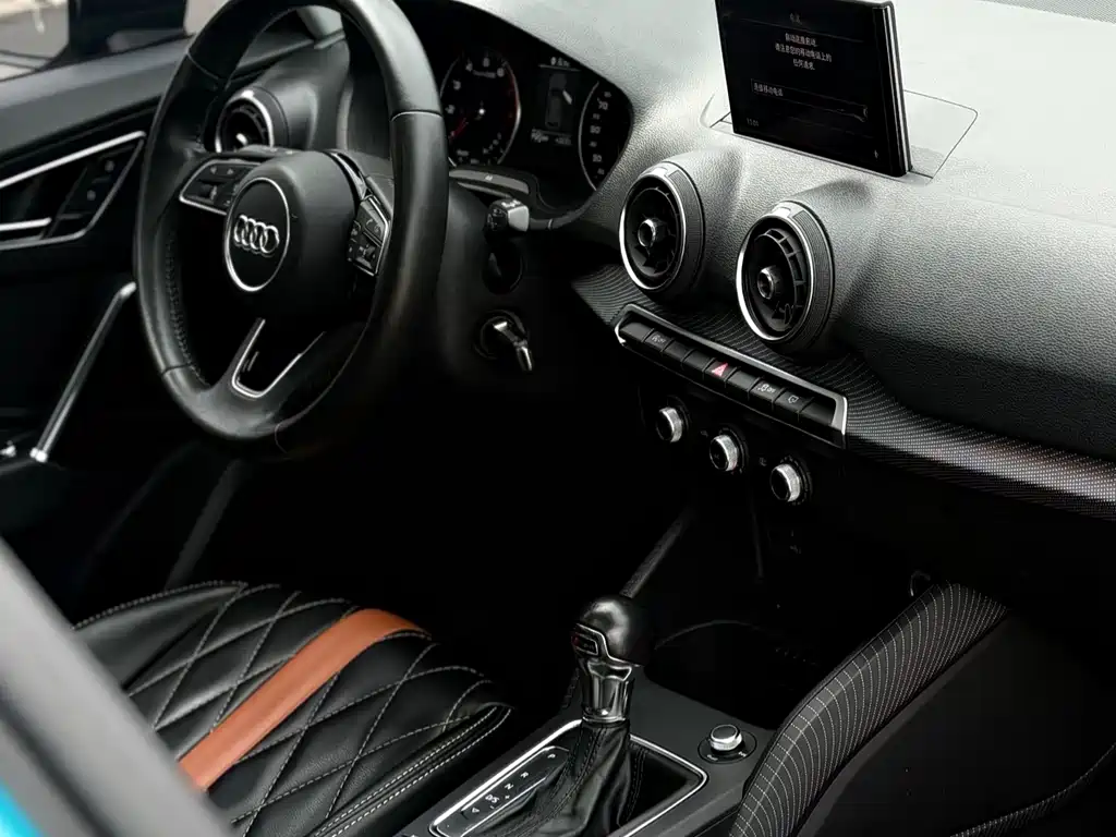 Audi Q2L — фото 8