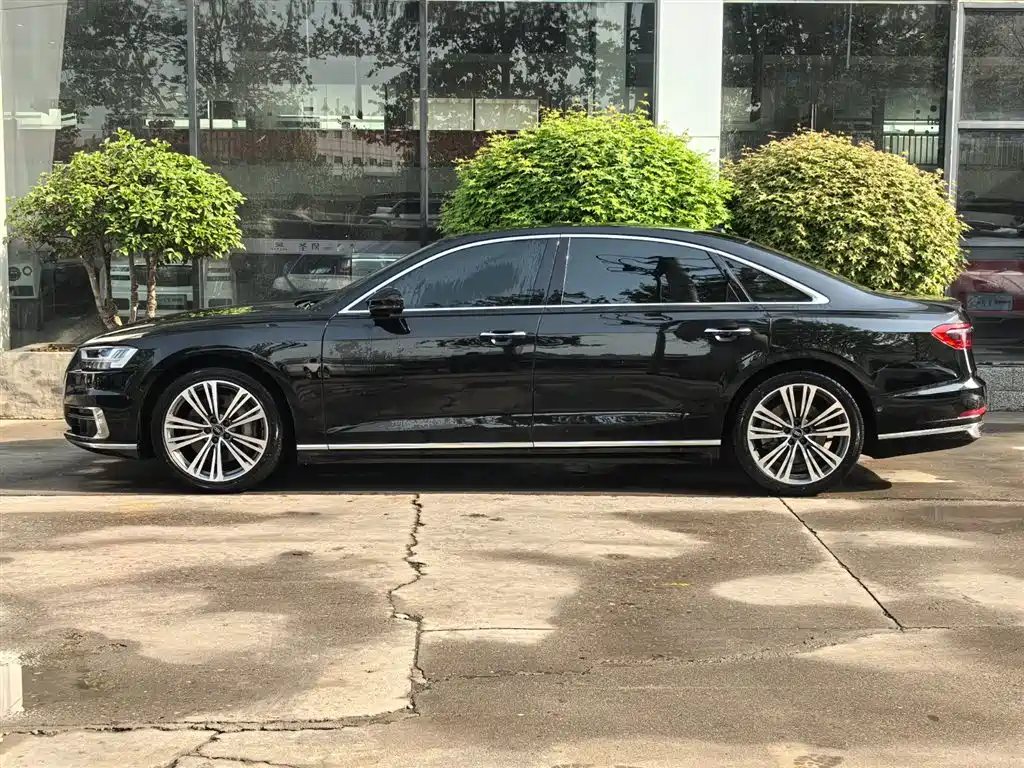 Audi A8 — фото 2
