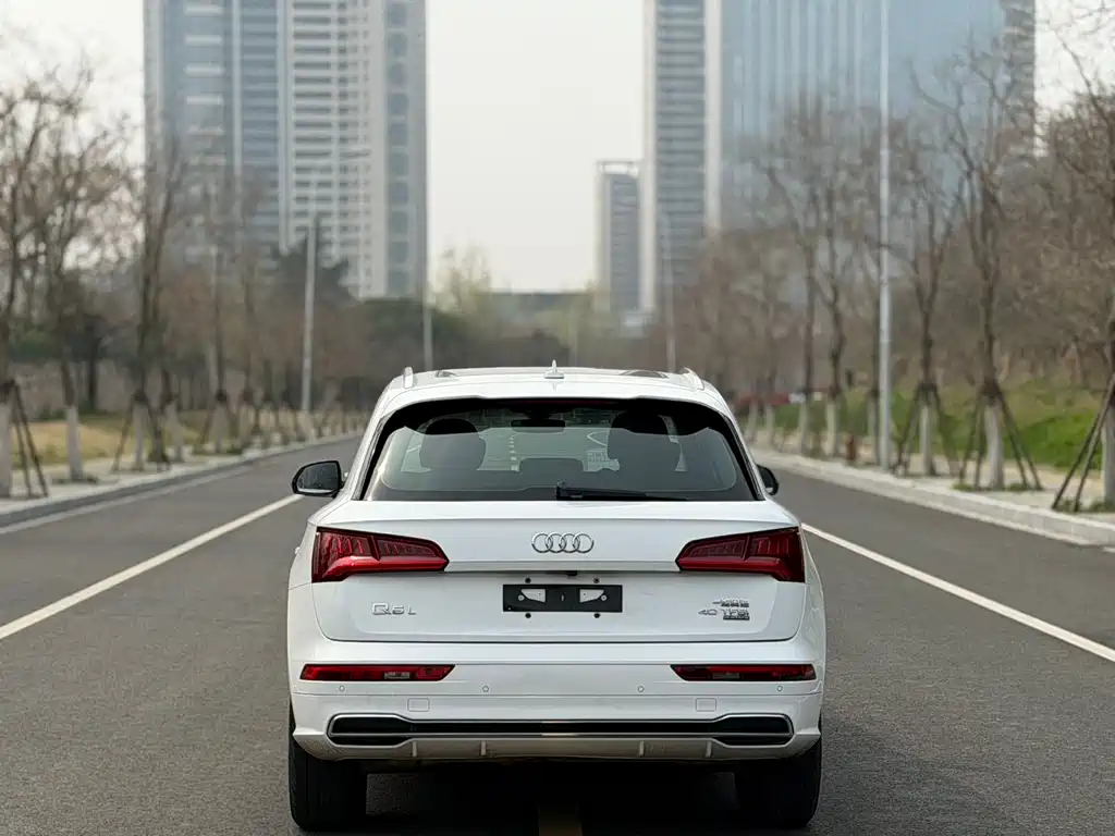 Audi Q5L — фото 11
