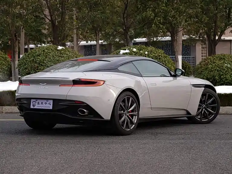 Aston Martin DB11 — фото 8