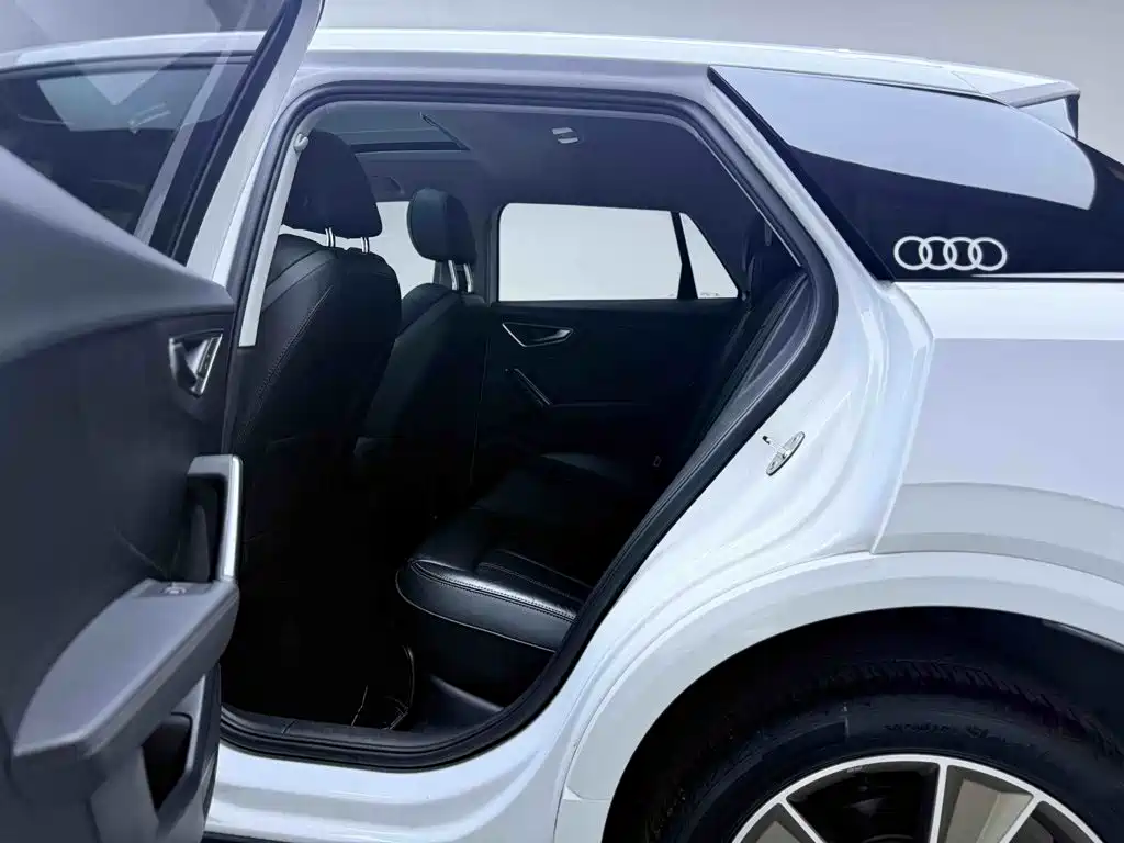 Audi Q2L — фото 15