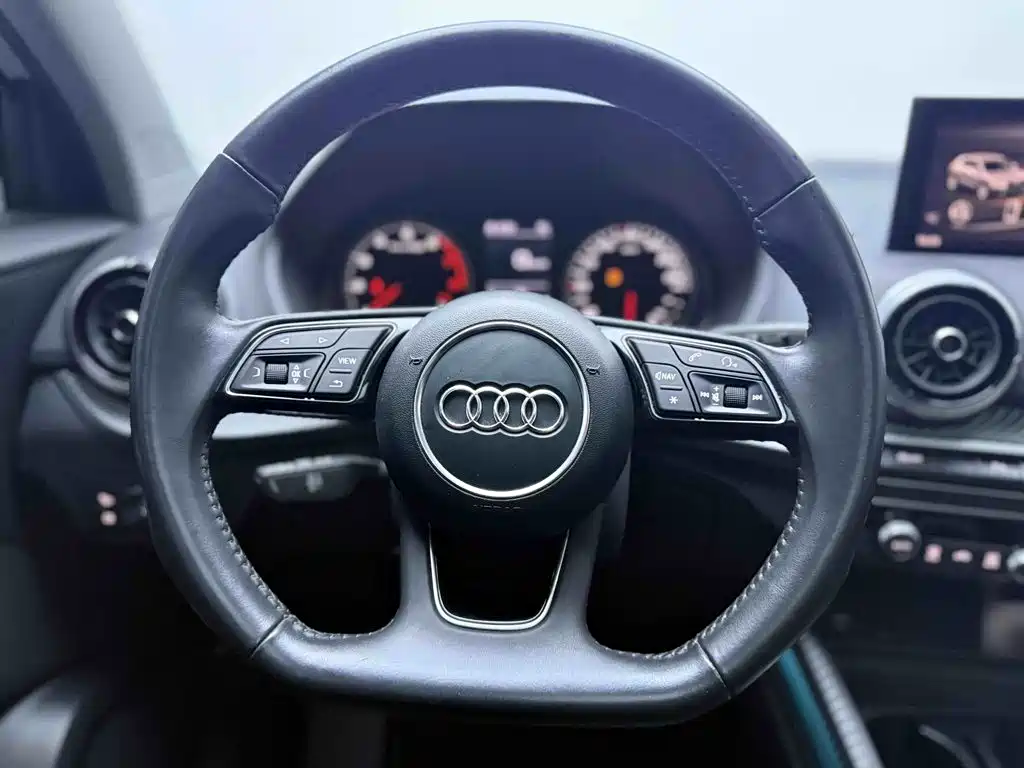 Audi Q2L — фото 10