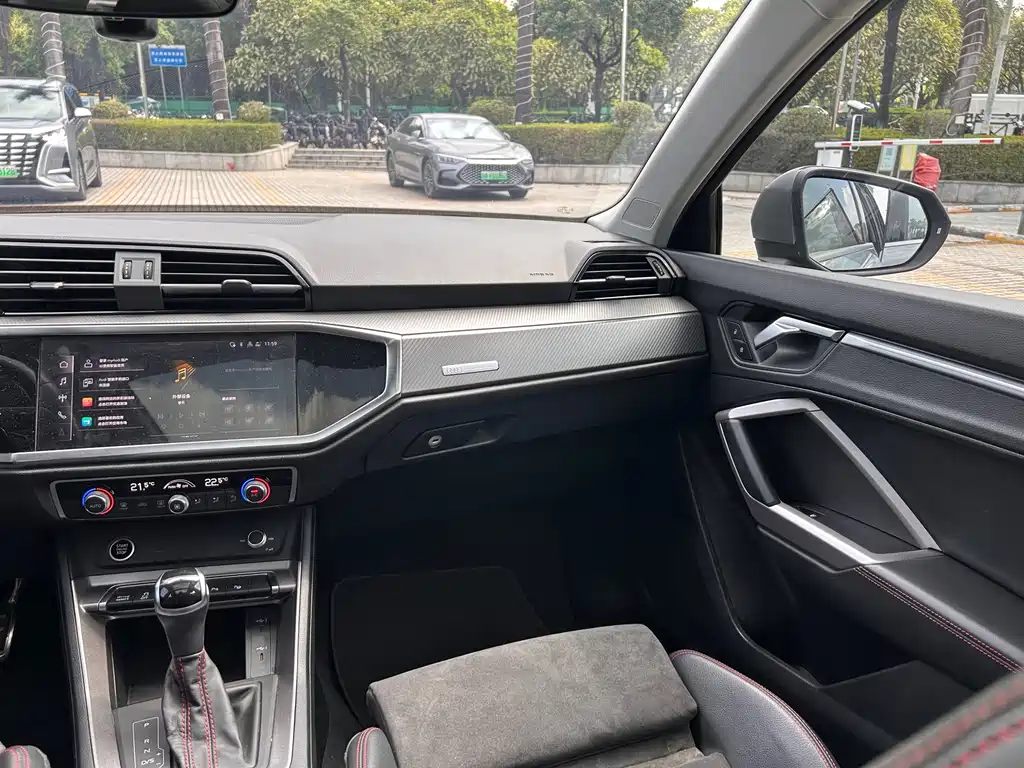 Audi Q3 Sportback — фото 15