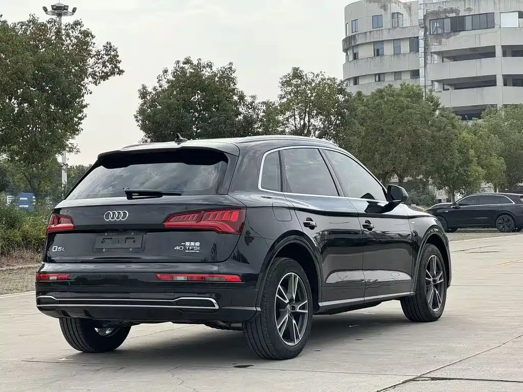 Audi Q5L — фото 3