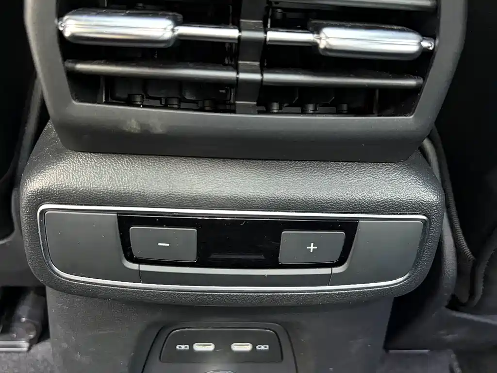 Audi Q4 e-tron — фото 14