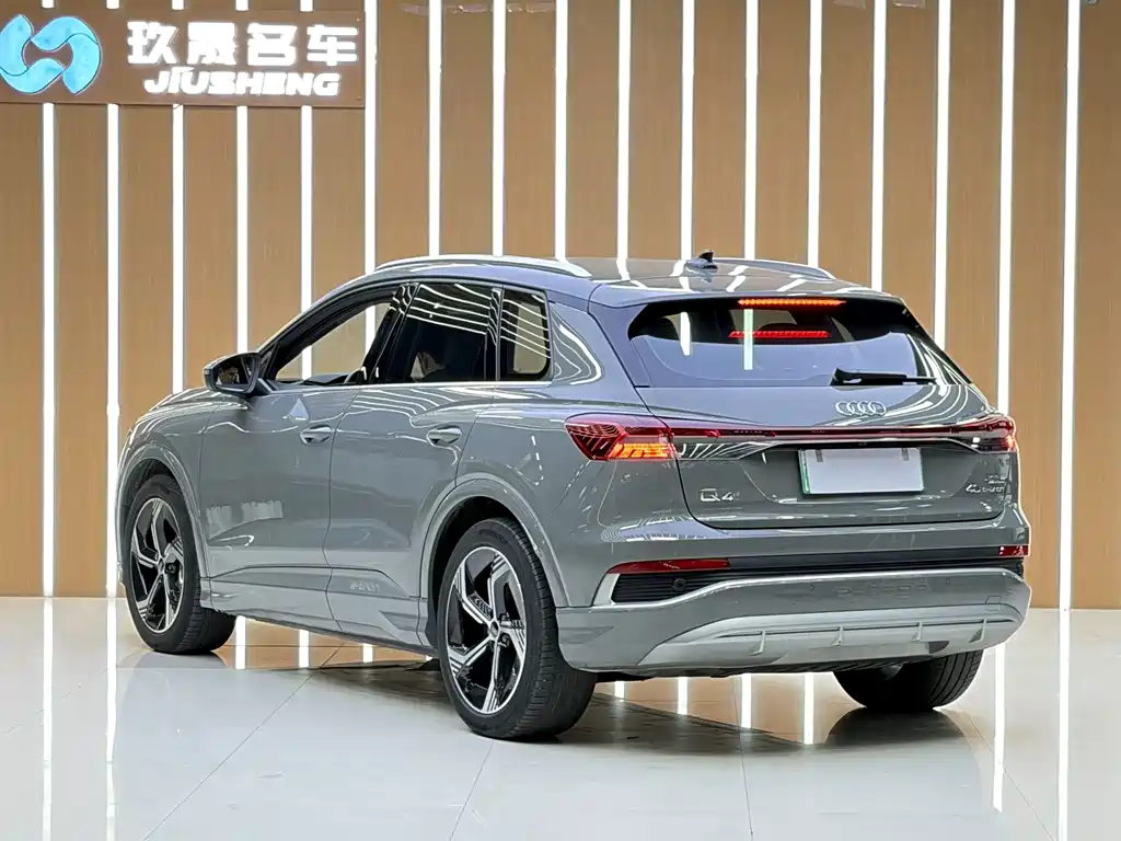 Audi Q4 e-tron — фото 21