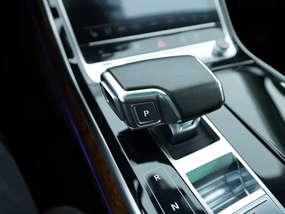 Audi A8 — фото 8