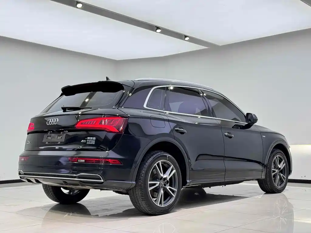 Audi Q5L — фото 13
