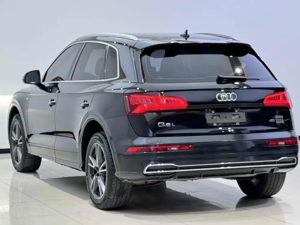 Audi Q5L — фото 14