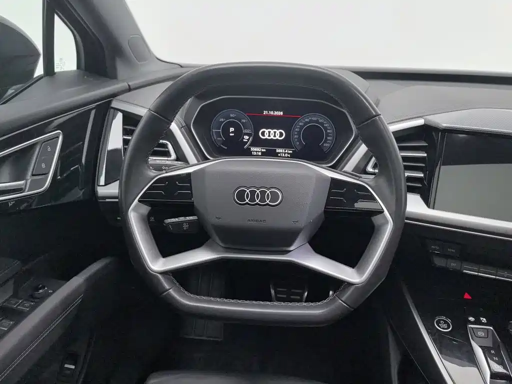 Audi Q4 e-tron — фото 11