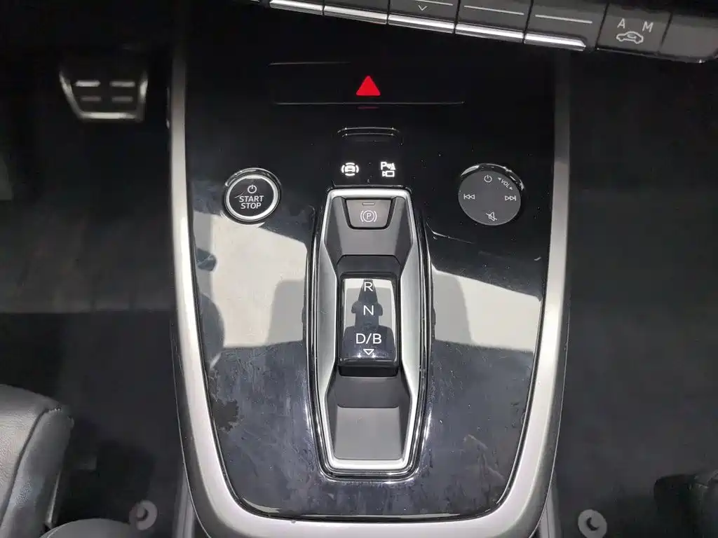Audi Q4 e-tron — фото 13