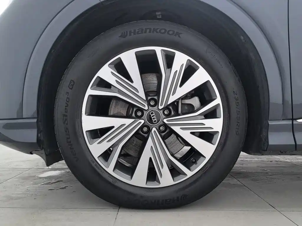 Audi Q4 e-tron — фото 17