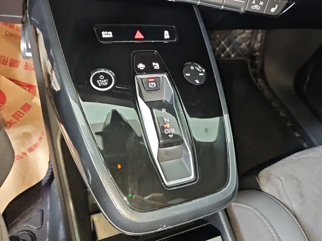 Audi Q4 e-tron — фото 13