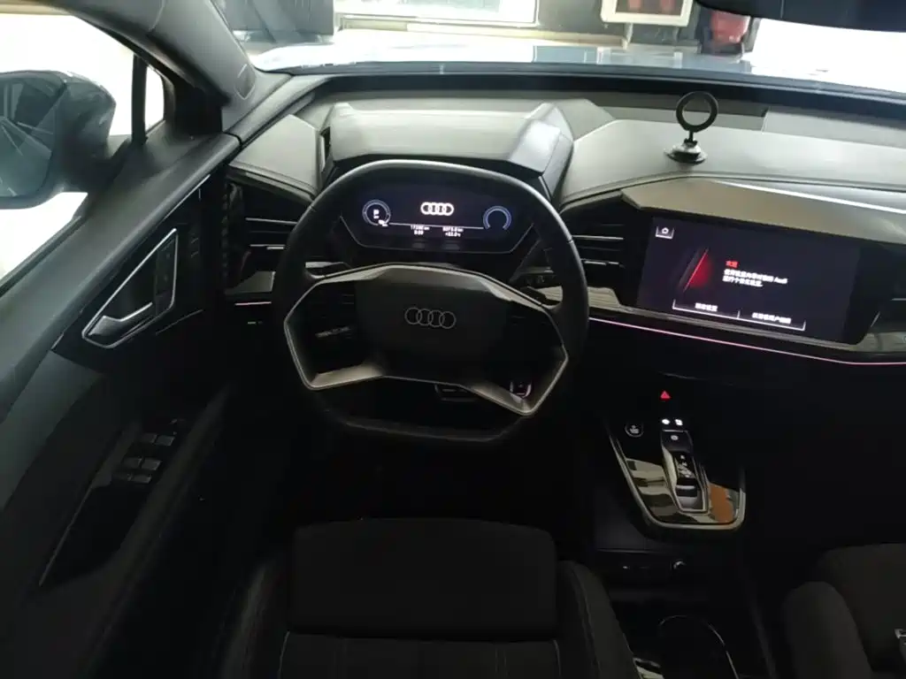 Audi Q4 e-tron — фото 10