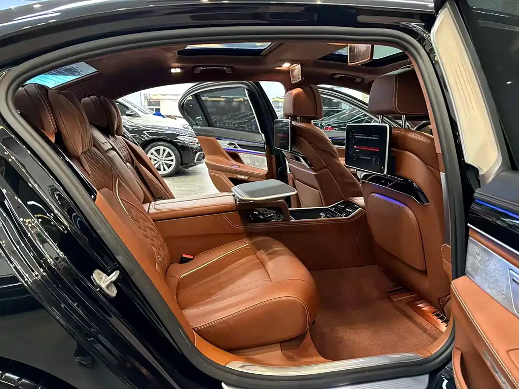BMW 7 Series — фото 10