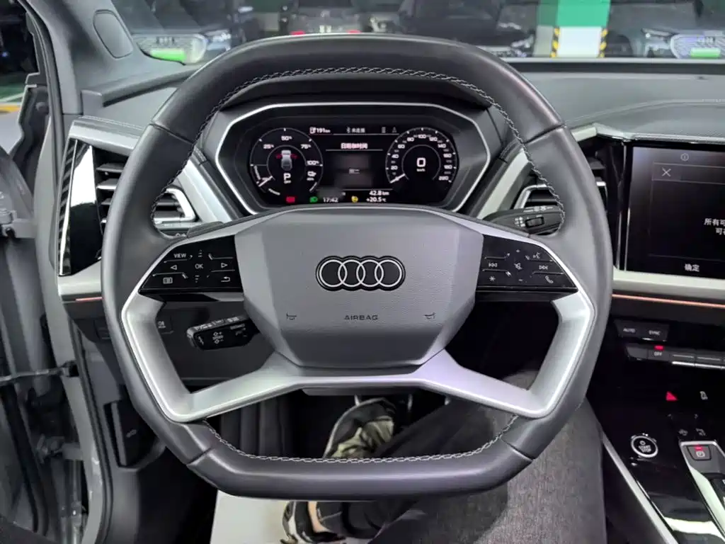 Audi Q4 e-tron — фото 10