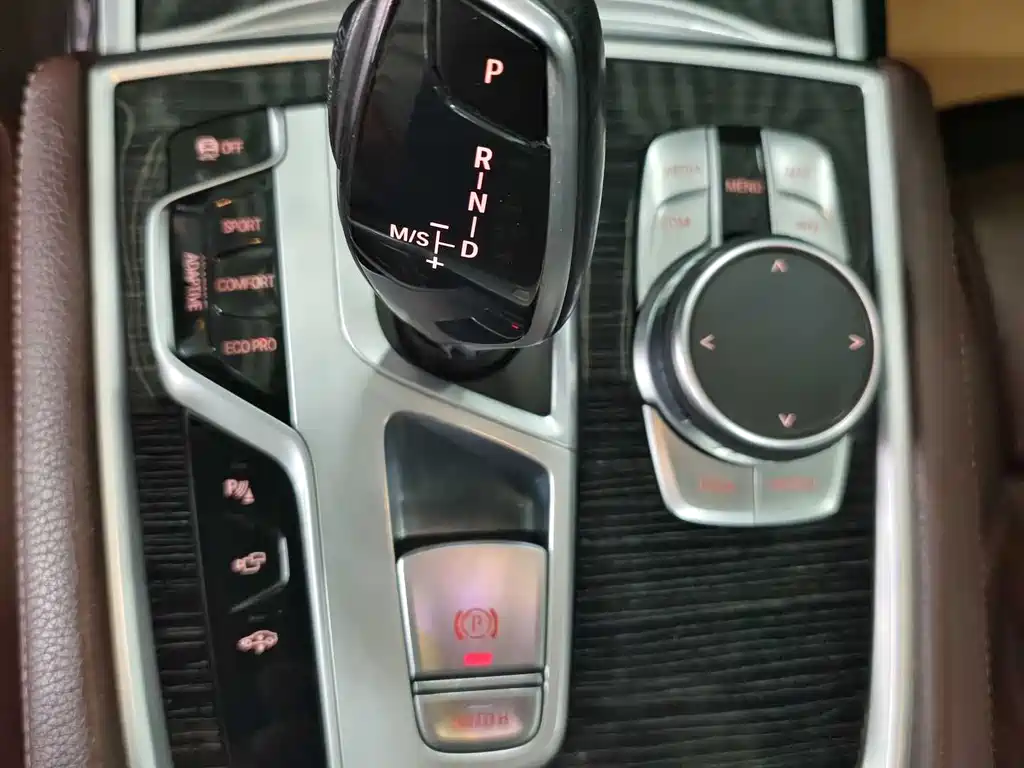 BMW 7 Series — фото 15