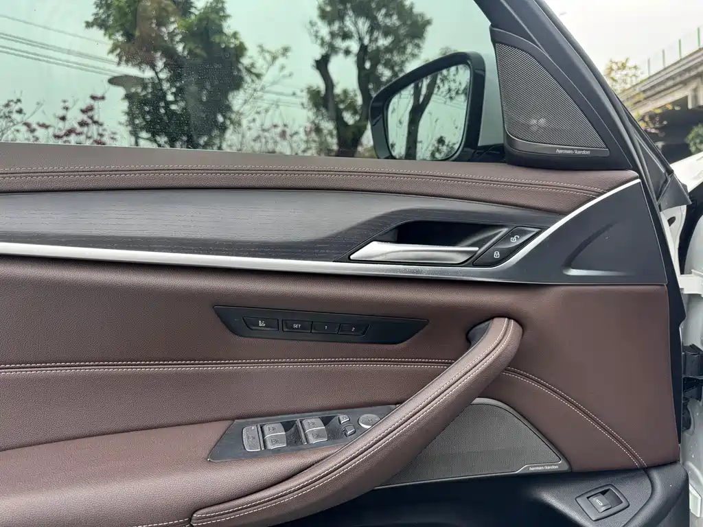 BMW 5 Series — фото 13