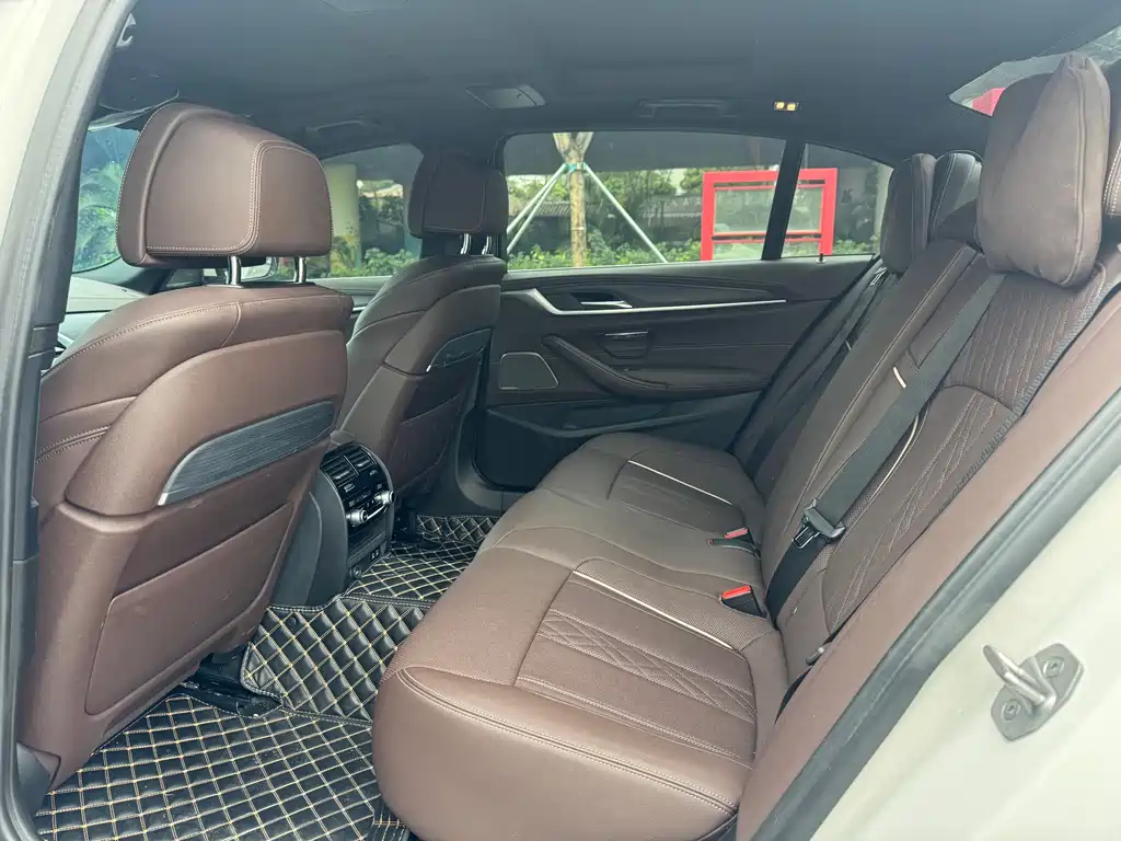 BMW 5 Series — фото 14