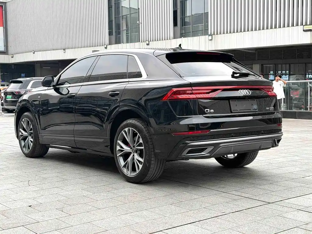 Audi Q8 — фото 7