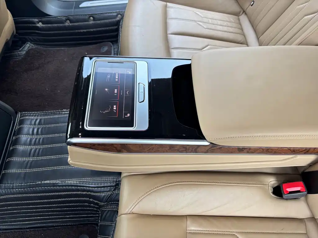 Audi A8 — фото 12
