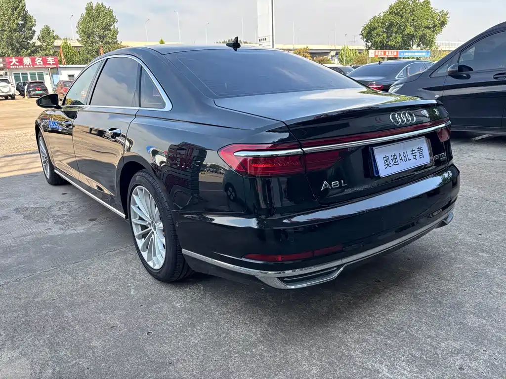 Audi A8 — фото 3