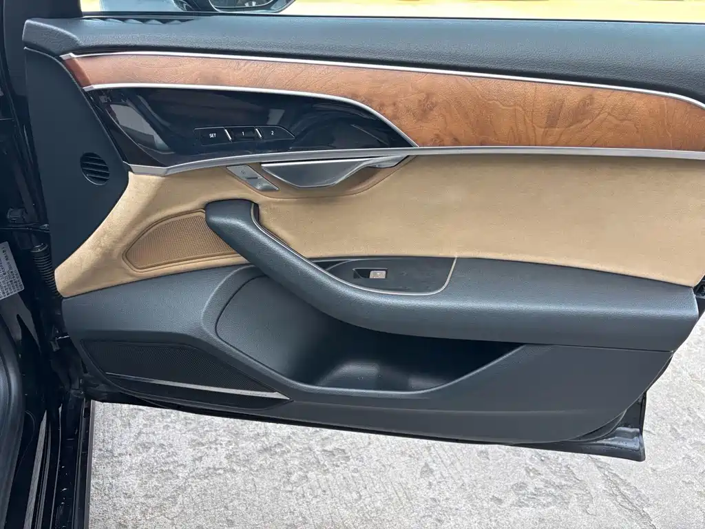 Audi A8 — фото 10