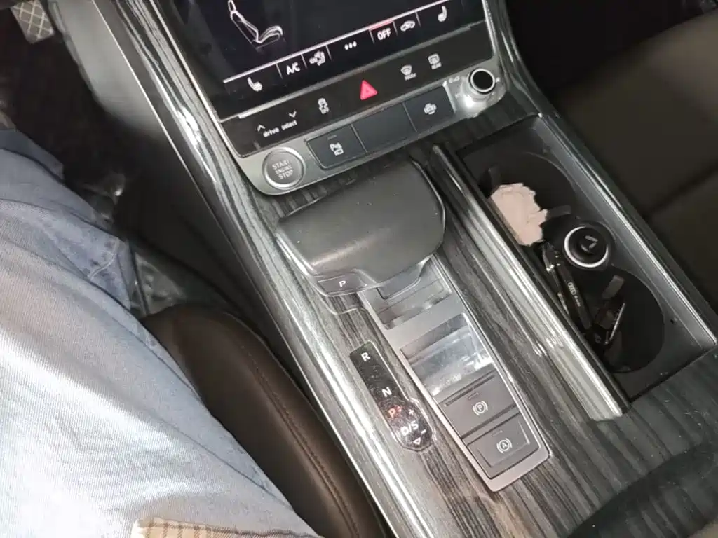 Audi A8 — фото 13