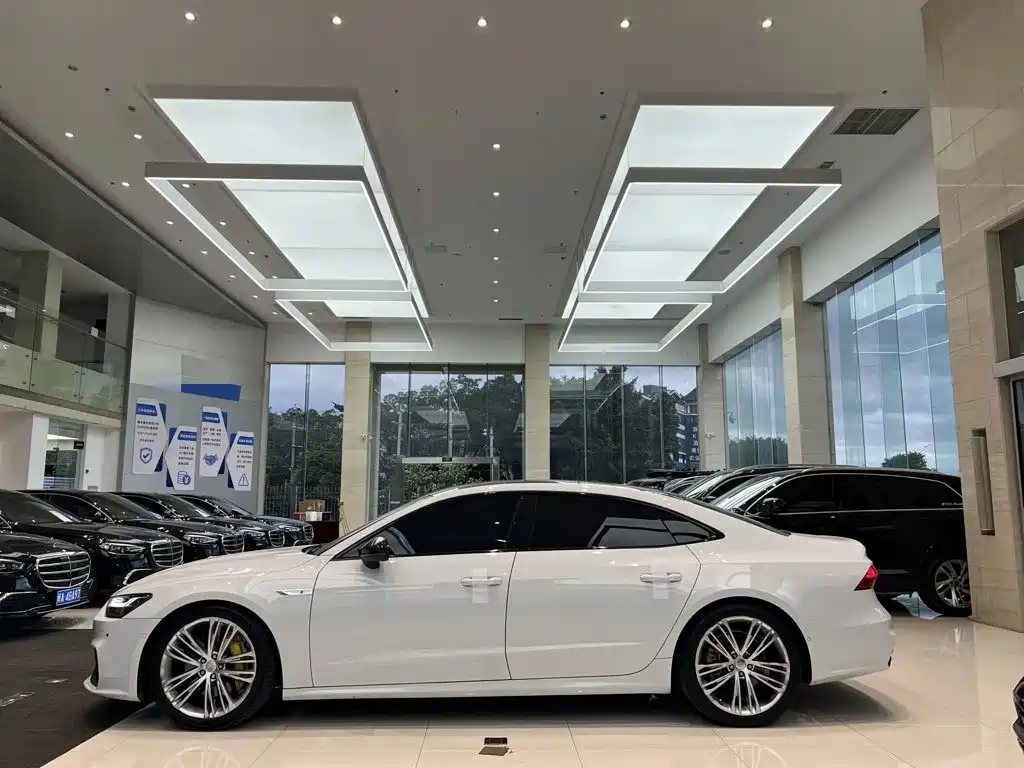 Audi A7L — фото 7