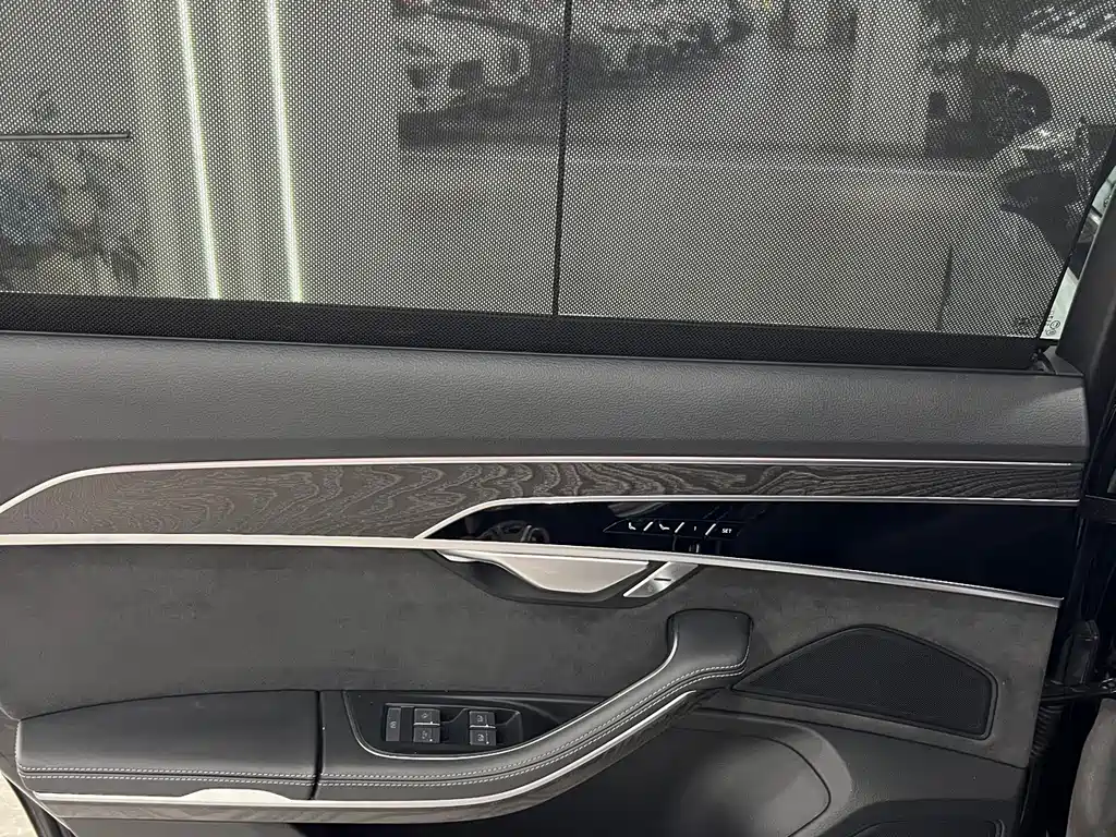 Audi A8 — фото 14