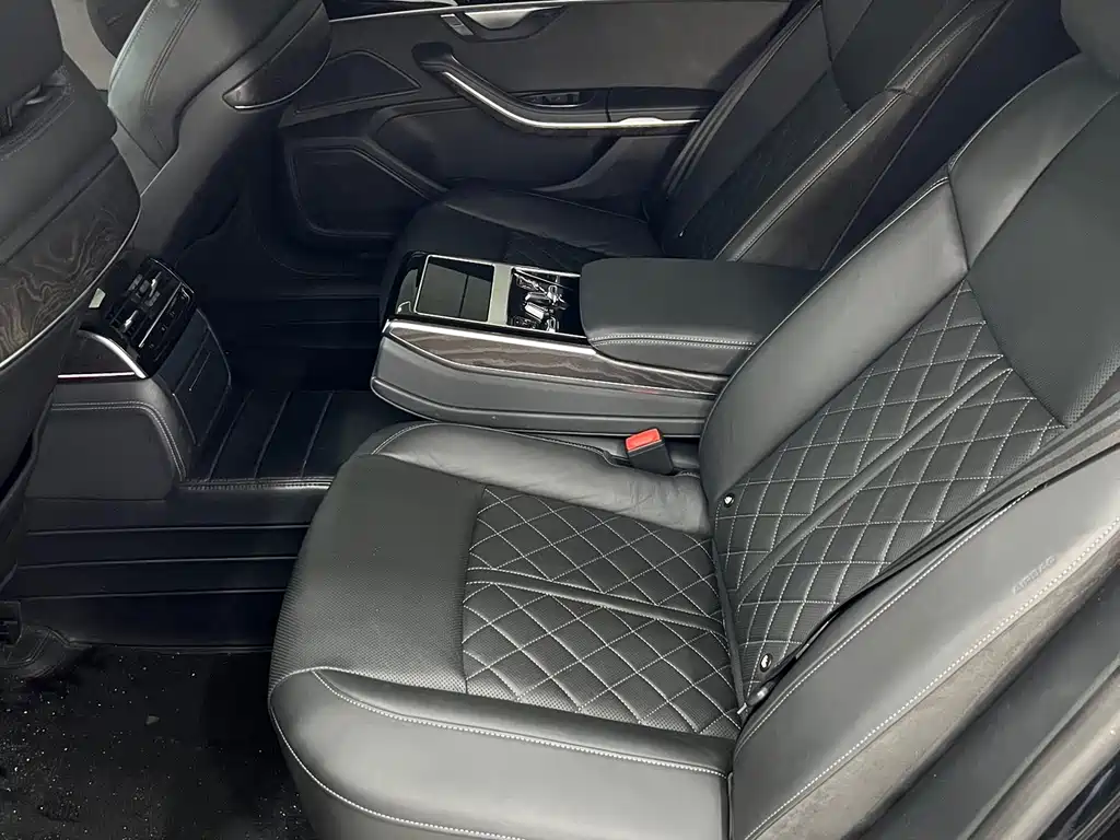 Audi A8 — фото 18