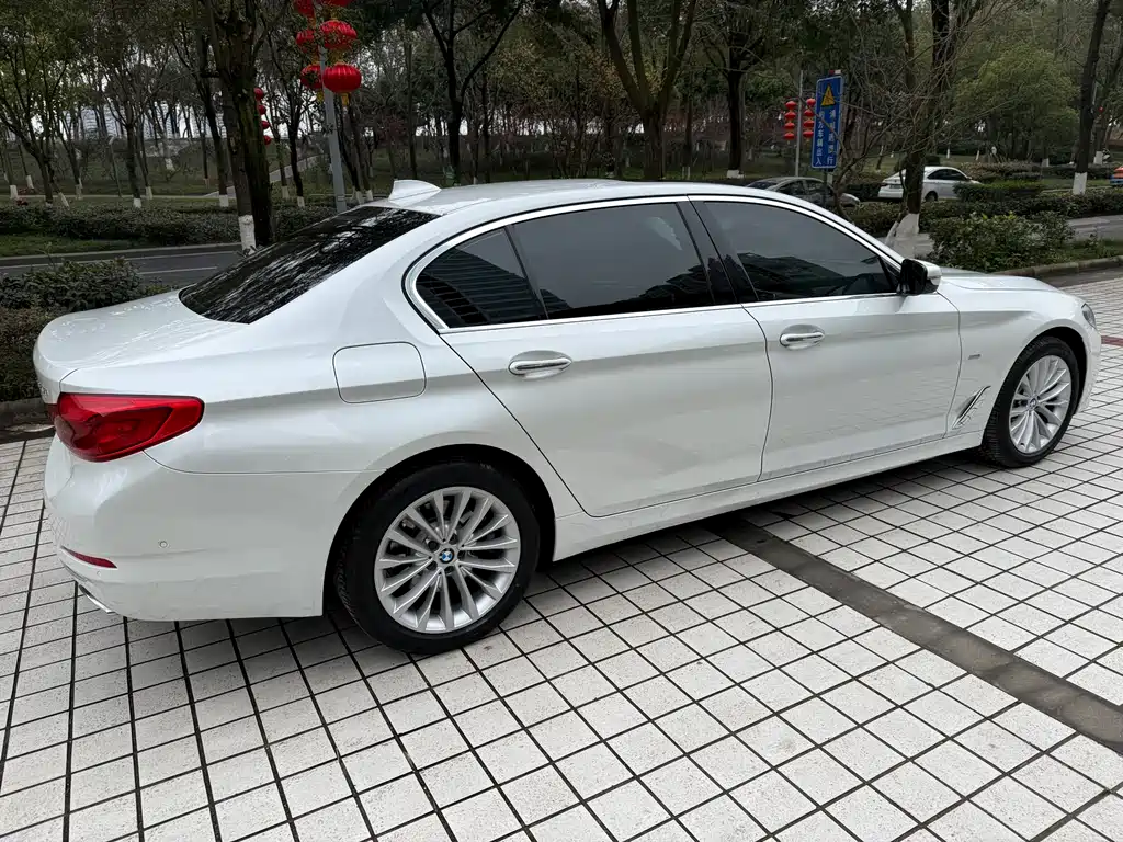 BMW 5 Series — фото 11