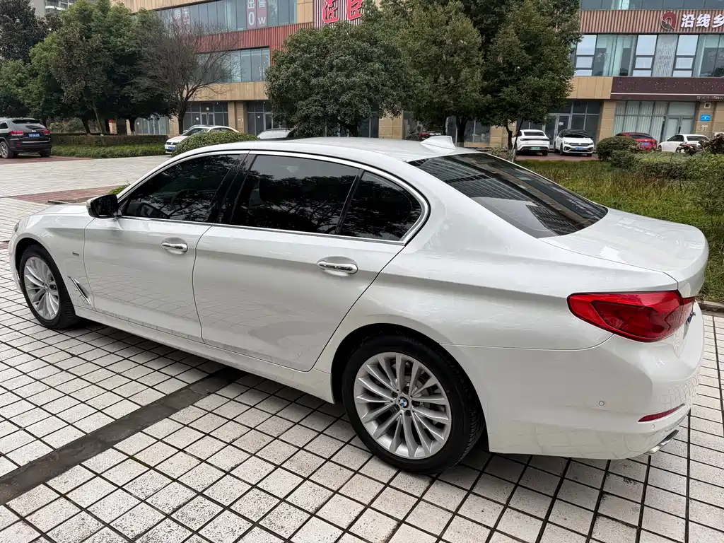 BMW 5 Series — фото 10