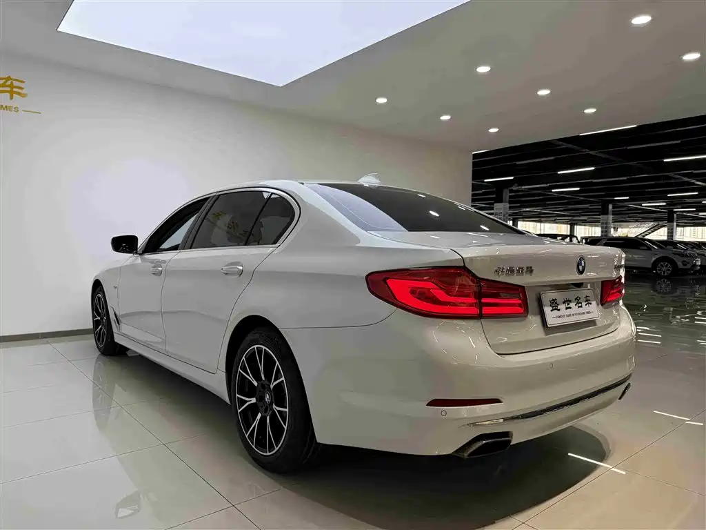 BMW 5 Series — фото 20