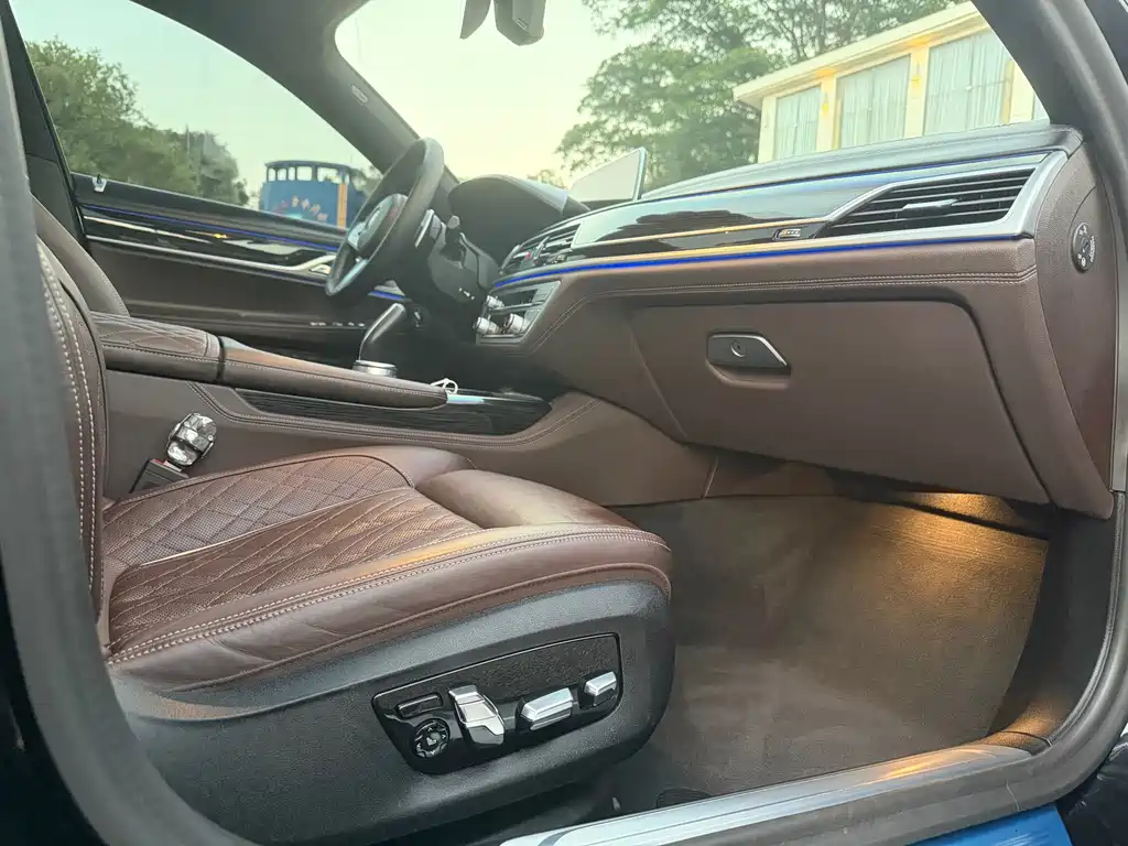 BMW 7 Series — фото 13