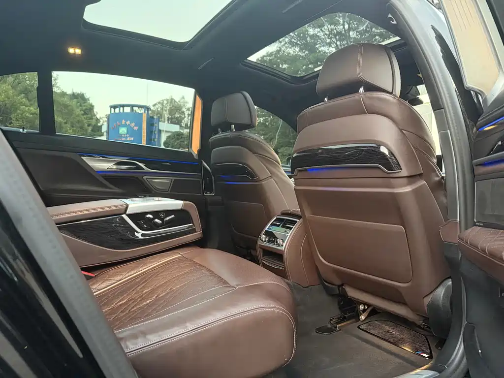 BMW 7 Series — фото 14