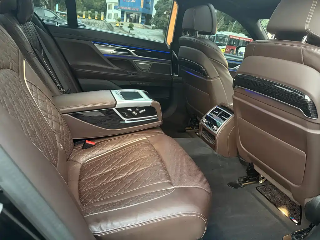 BMW 7 Series — фото 15